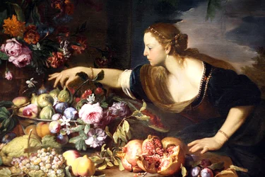 Frau, die Früchte nimmt